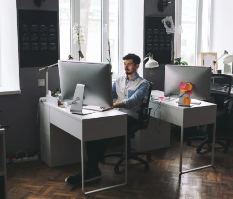 Гиганты уходят: бизнес дробит этажи и скупает метры