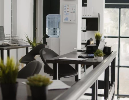 Современные тренды в дизайне офисной мебели 2025 года