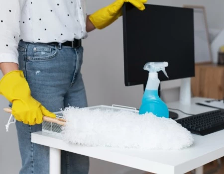 Уход за офисной мебелью: как продлить срок службы столов и кресел