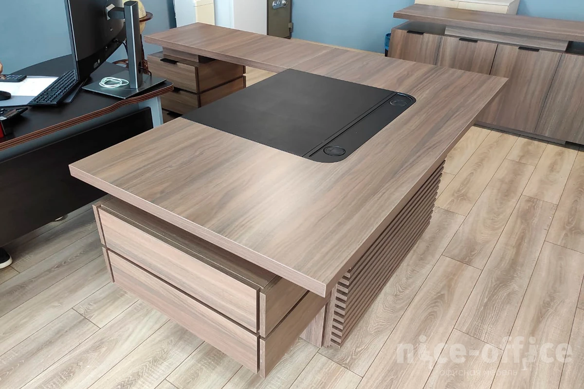 Стол руководителя TS-180 + Траверс TS-100.2 Time.S фото в интерьере 1