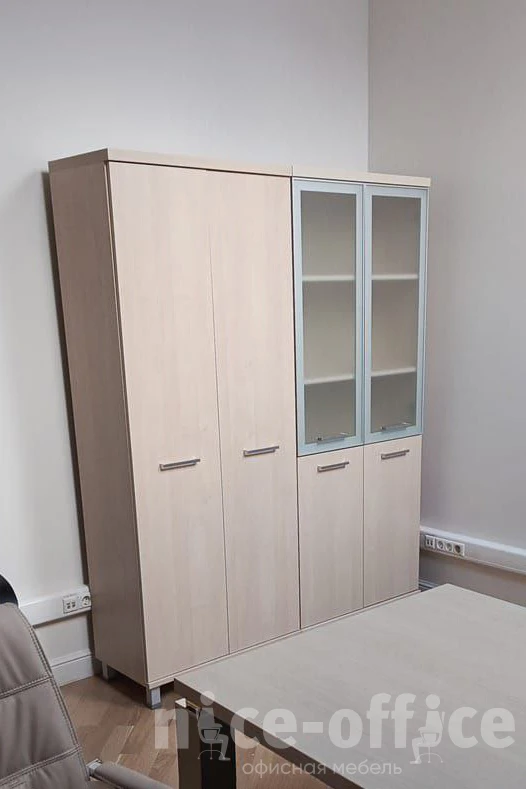 Шкаф высокий широкий 2 низкие двери ЛДСП 2 средние двери стекло в раме First фото в интерьере 1
