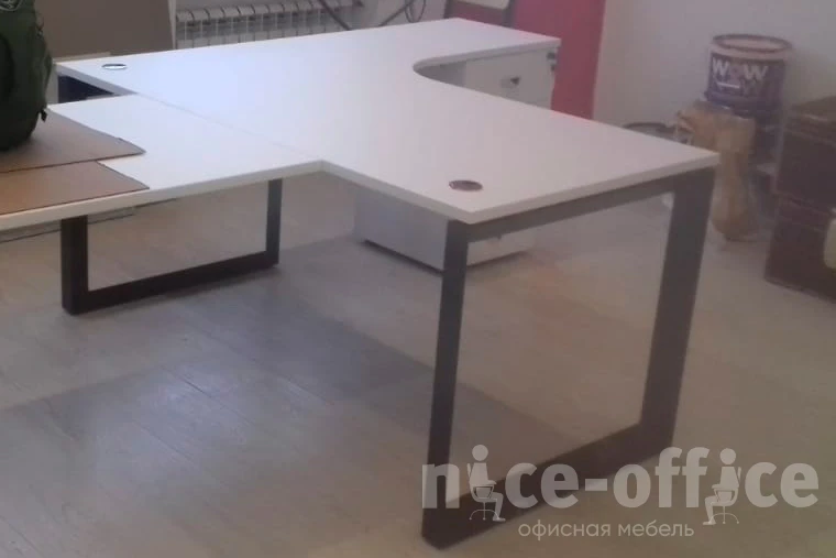 Стол эргономичный правый на О-образном м/к 1580x1180x750 (800/460) Onix фото в интерьере 1