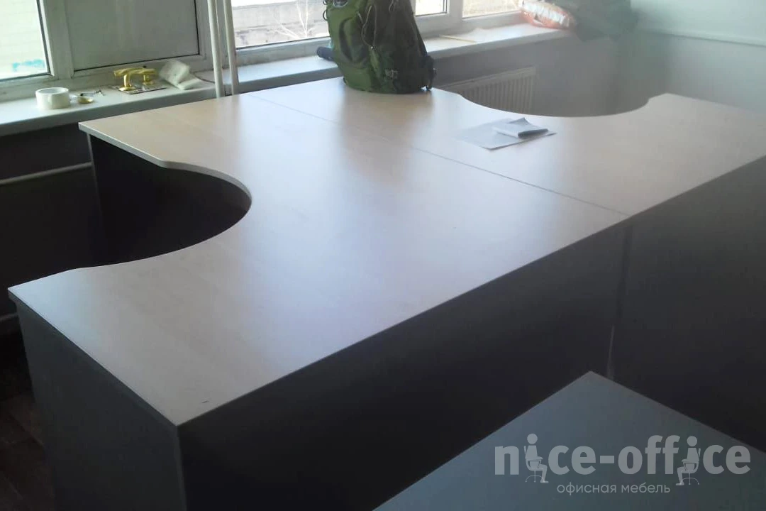 Стол офисный угловой левый 1600x1200x755 Riva фото в интерьере 1