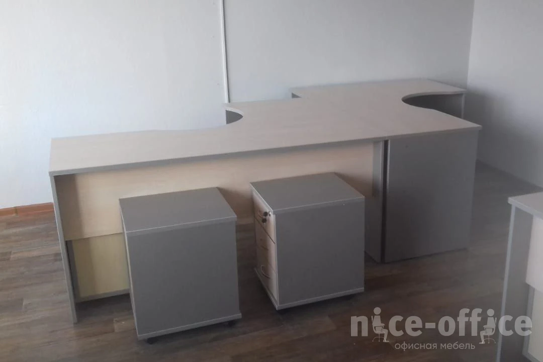 Стол офисный угловой левый 1600x1200x755 Riva фото в интерьере 2