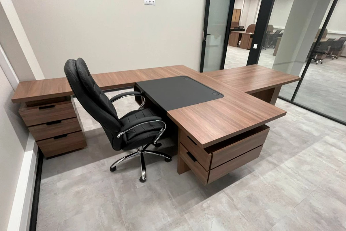 Стол руководителя TS-180 + Траверс TS-100.2 Time.S фото в интерьере 5