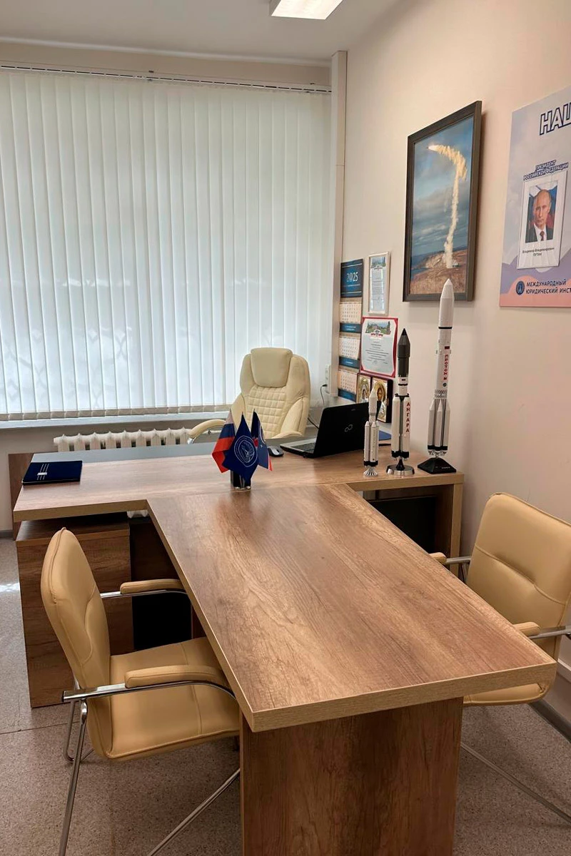 Стул Самба с мягкими подлокотниками SMB-01H Хром гальв. фото в интерьере 1